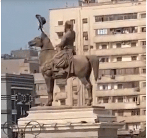 سوداني يحاول الانتحار من فوق تمثال إبراهيم باشا