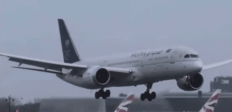 طيار سعودي يتحدى الرياح والعاصفة في الجو
