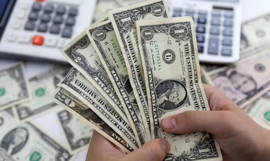 مستوى قياسي جديد لسعر الدولار